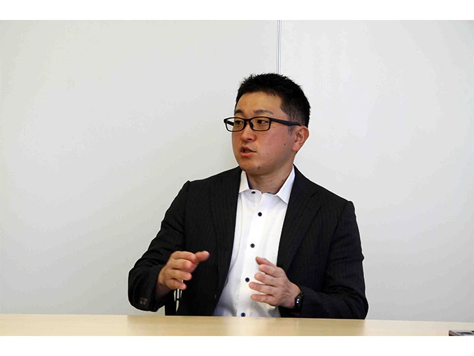 大学卒業後、海上技術短期大学校に進学。機関士として冷凍貨物の輸送船業務に６年間従事した後、日本郵船グループのキャリア採用で入社。4年間の外航船勤務を経て、2025年6月からアメリカ・ロサンゼルスで陸上勤務中