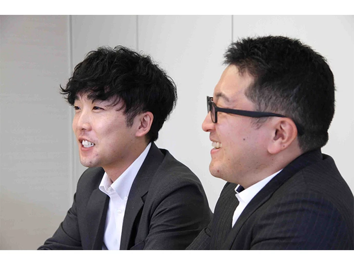 人事グループ 採用・育成チームの佐々木圭人二等機関士（左）