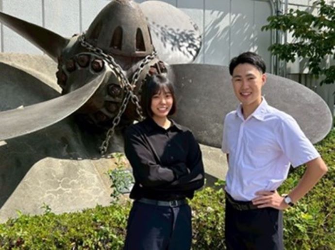 世界を舞台に活躍する海のプロフェッショナルへ―。日本郵船では、一般大学などを卒業した新入社員が海技大学校(兵庫県芦屋市)や乗船実習で専門知識を学び、約2年かけて国家資格取得を目指す、海上職自社養成制度を設けており、