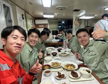 笑いの絶えない実習中の食事風景（左から二番目が金吉）