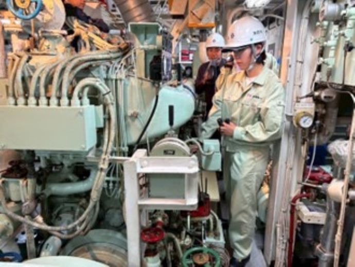 機関室での実習風景