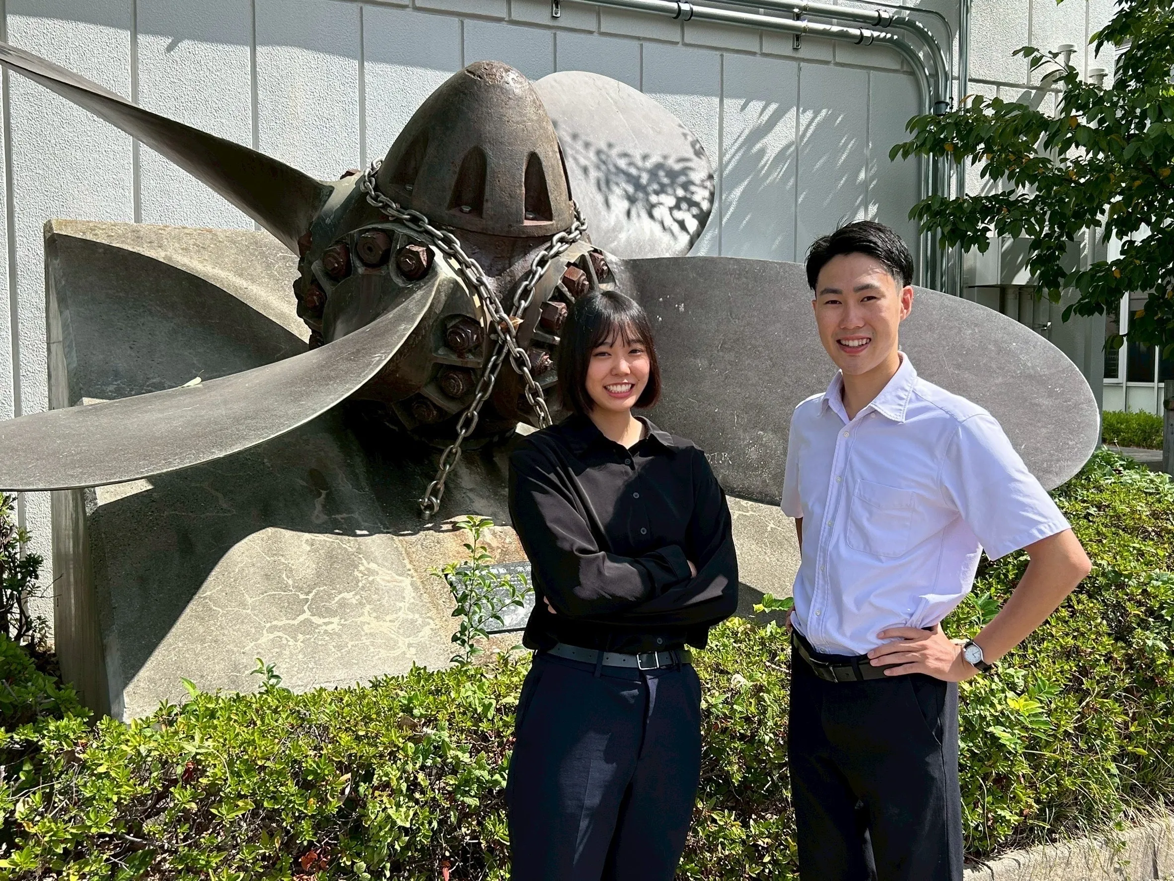 世界を舞台に活躍する海のプロフェッショナルへ―。日本郵船では、一般大学などを卒業した新入社員が海技大学校（兵庫県芦屋市）や乗船実習で専門知識を学び、約2年かけて国家資格取得を目指す、海上職自社養成制度を設けており、