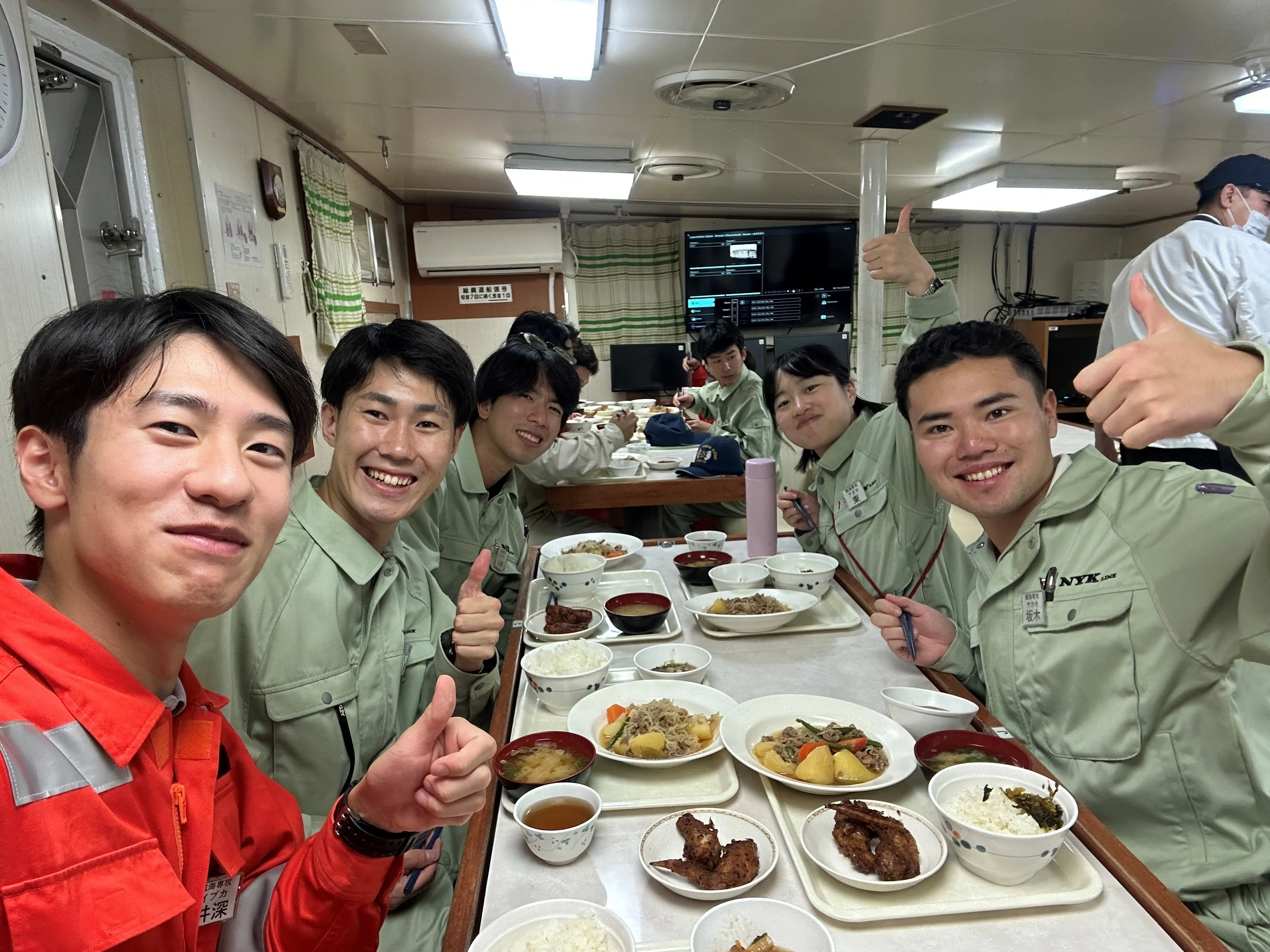 笑いの絶えない実習中の食事風景（左から二番目が金吉）