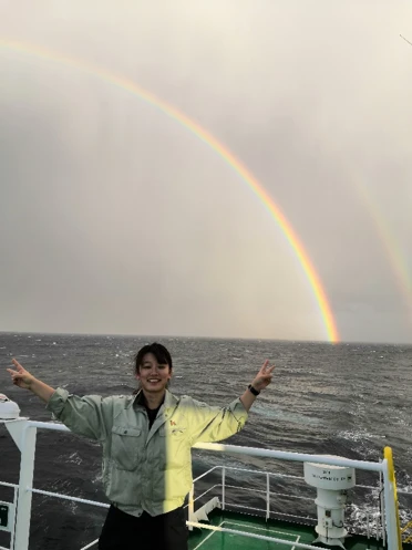 船上での一コマ。二重虹を背景に