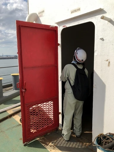 陸上勤務中の船質チェックの様子