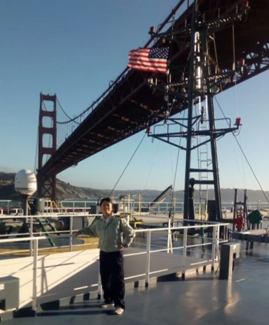 自動車専用船でサンフランシスコのゴールデンゲートブリッジを通過