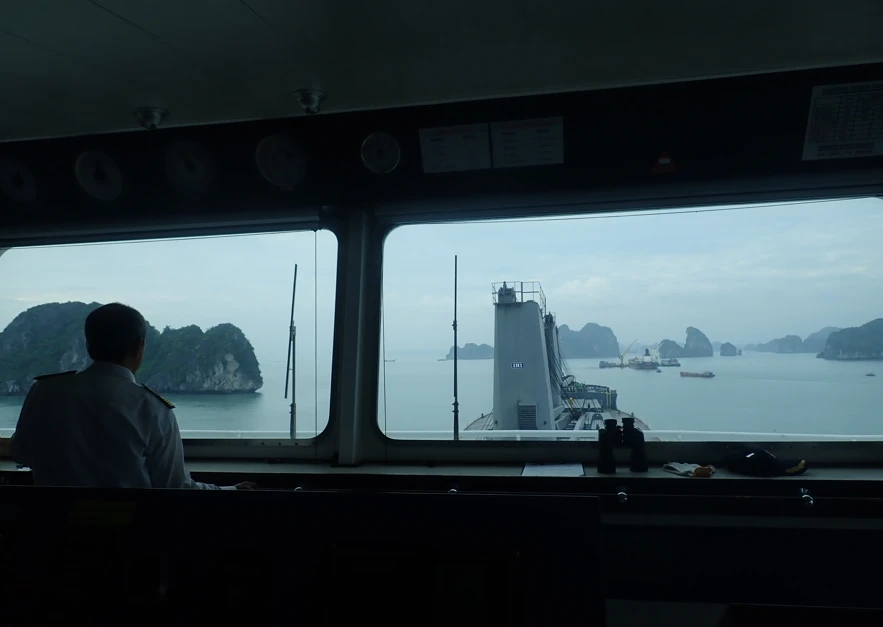 ハロン湾の奇岩群を通航中