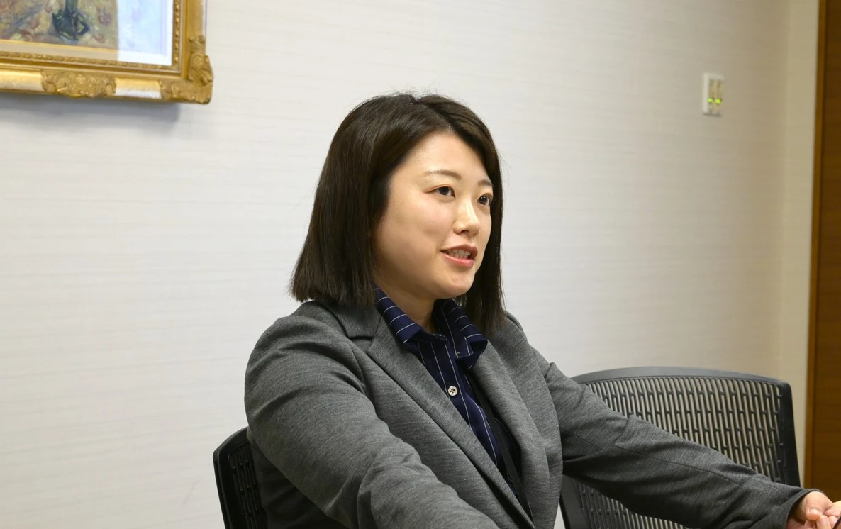 髙橋育実（一等航海士） 2012年に海技者（航海士）として日本郵船に入社。現在はNYK LNGシップマネージメント株式会社に出向し、船員管理業務に従事 （所属は取材当時）