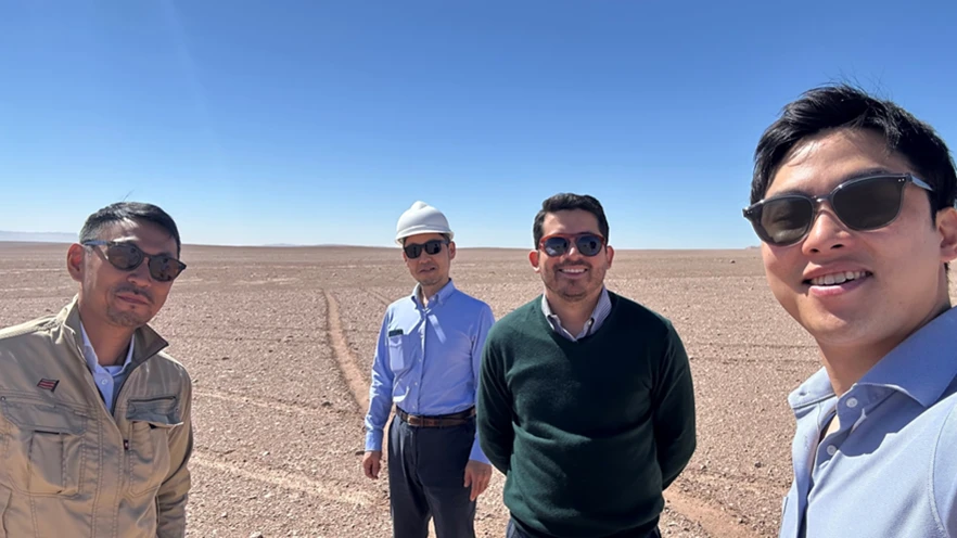 チリのアタカマ砂漠にて、太陽光から低炭素燃料を作るプロジェクトの現場を視察