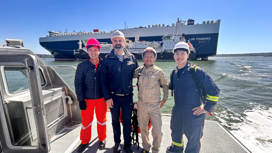 バンクーバーにて、自動車専用船にLNG（液化天然ガス）を燃料として補給する様子を視察