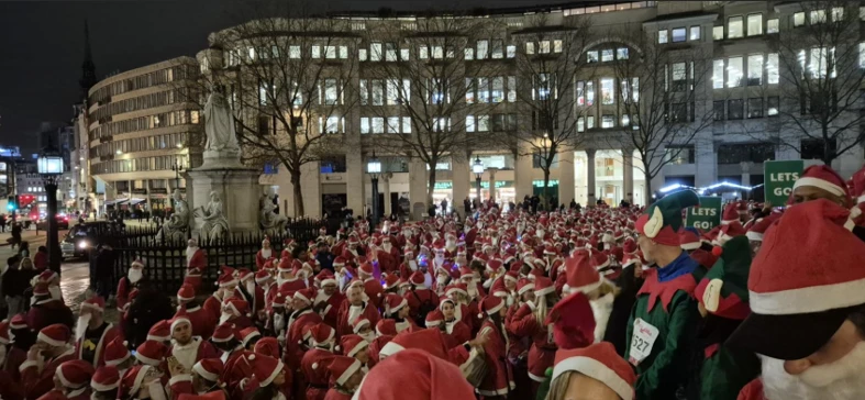 クリスマスにちなみサンタクロースの扮装で走るチャリティーマラソン大会「サンタ・ラン（Santa Run）」 は、ほぼ社内行事になっている