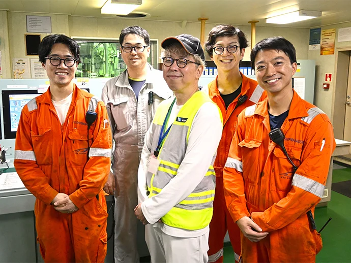 エンジンルームで機関士と撮影