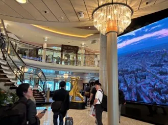 2層吹き抜けと巨大スクリーン・アスカビジョンがあるレセプション・アスカプラザを見学