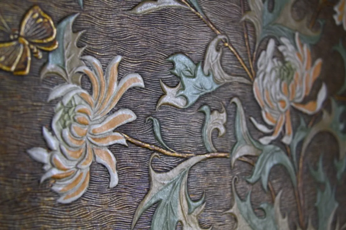 金唐革紙の壁紙（復元部分）。明治期の完成当初の壁紙が一部現存
