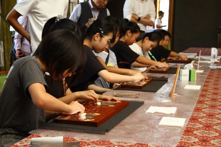 金唐革紙製作体験の様子。「だんだん模様が浮き上がるのが面白かったです」と子どもたち