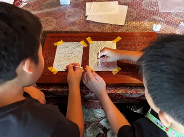 昭和期の復元工事の木型に錫箔を当て、コットンや綿棒で押し、模様を浮き上がらせていく