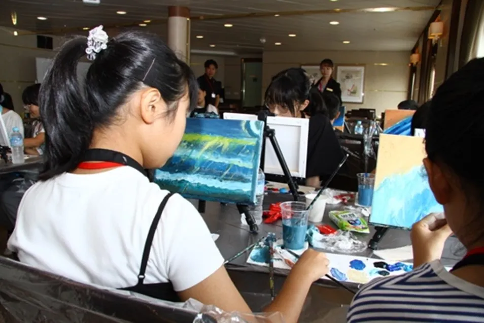 絵画イベントでは「波」がテーマ。それぞれがオリジナリティーを発揮していた