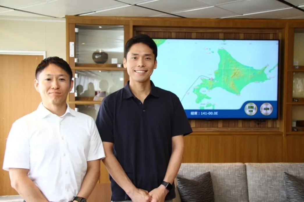 （右）山口淳也 日本郵船 主計グループ 単体決算チーム所属。三重県出身。幼い頃から俳句に親しみ、全国高等学校俳句選手権（俳句甲子園）で準優勝の経験を持つ。現在は業務の傍ら、日本郵船グループのクラブ活動「二引会」にて俳句班の班長を務めている。  関連記事：日本郵船グループのクラブ活動「二引会」のすゝめ。創業期から続く伝統 | BVTL Magazine | 日本郵船株式会社  （左）宮木大輔 郵船ロジスティクス 事業推進本部 海上事業部 海上輸送センター 輸送一課所属。愛知県出身。上京後、都市部出身者と地方出身者の文化経験の格差を知り、課題意識を持つ。