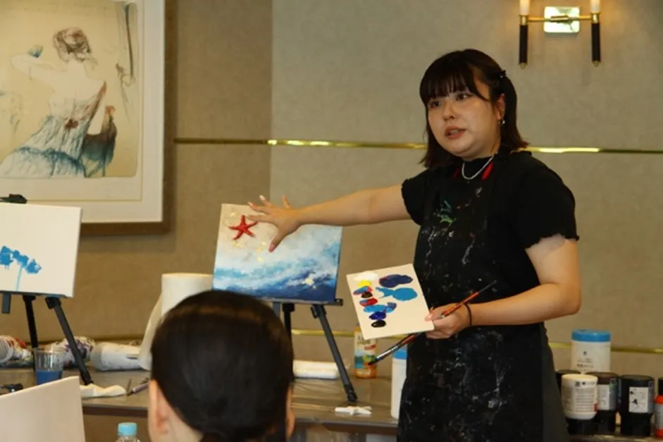 梅津さんによる画材の特徴や使い方の説明から絵画イベントがスタート！