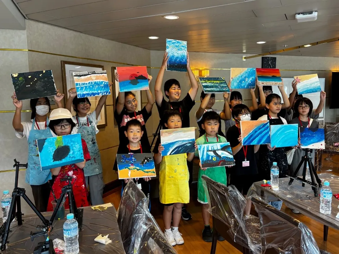 子どもたちはアクリル絵の具や船の型紙を使って思い思いの世界を表現しました
