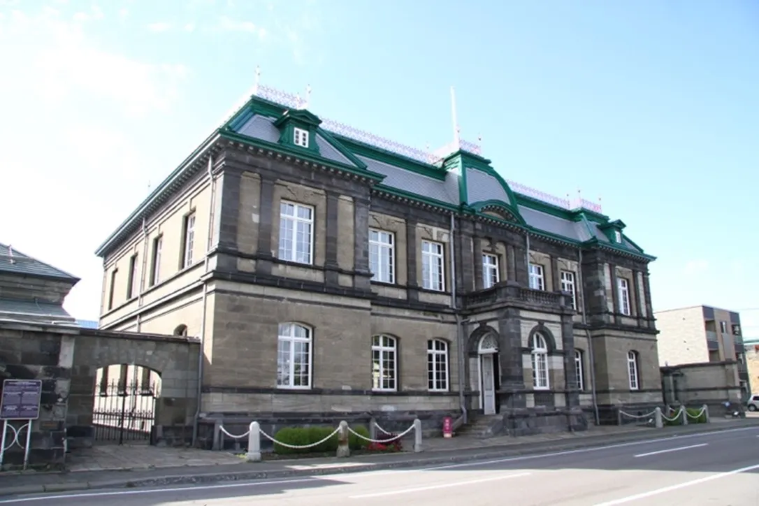 近代洋風建築を代表する建物である旧日本郵船小樽支店。石造２階建ての洋風建築。 1969（昭和44）年に国の重要文化財に指定。設計はジョサイア・コンドルの下で建築を学んだ佐立七次郎。現在は小樽市が所有