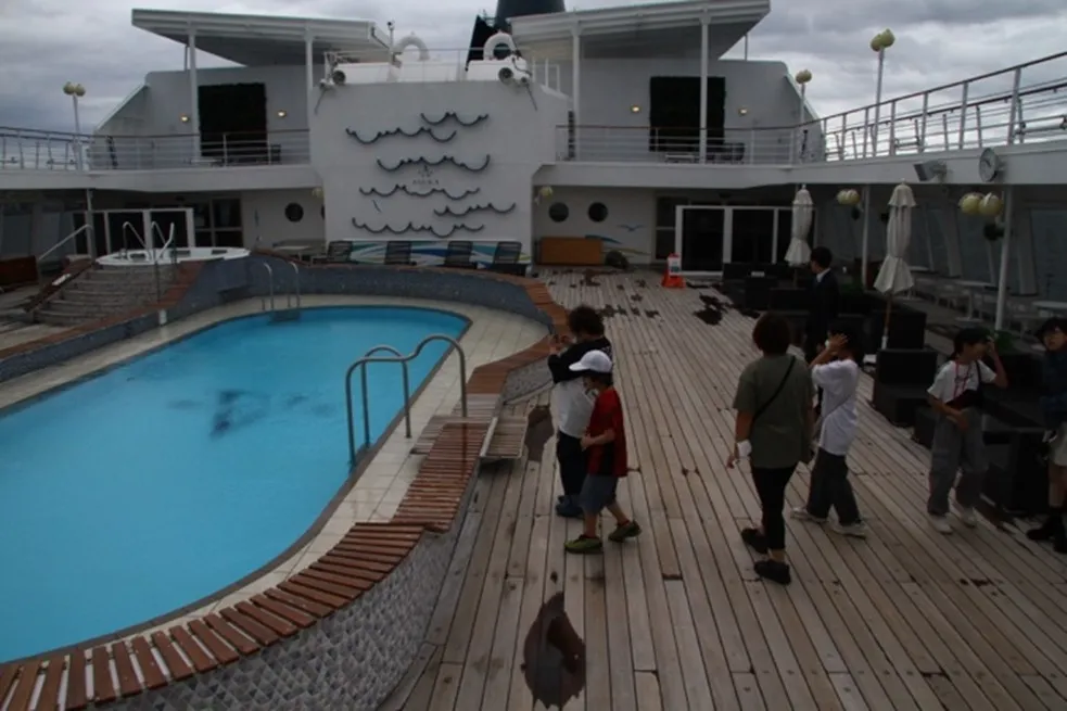 船上でスイミングが楽しめる「シーホースプール」は大きさ22ｍ！プールには海水を使用している