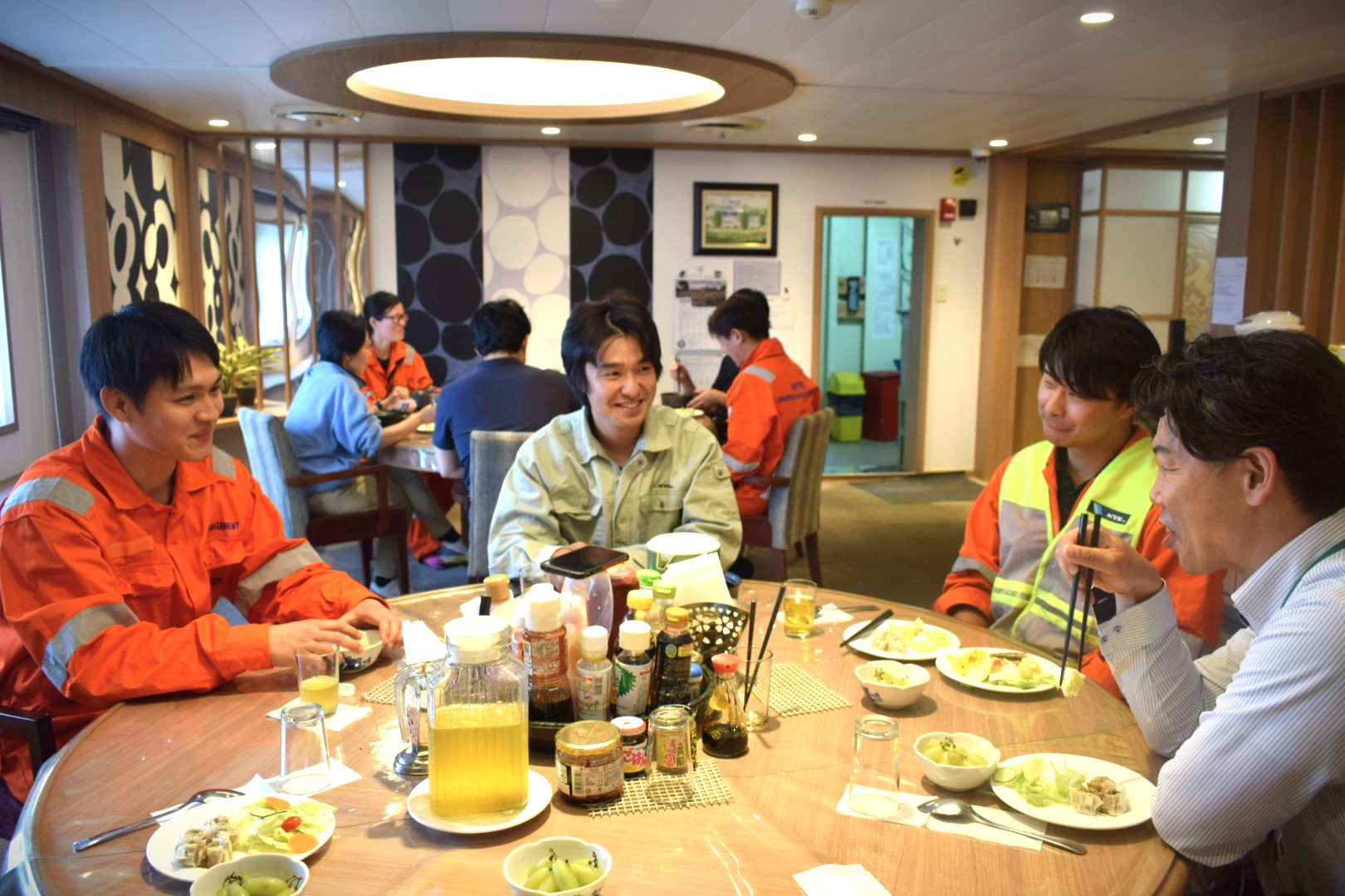 一日の整備作業が終わった夕食は大きな楽しみの1つ