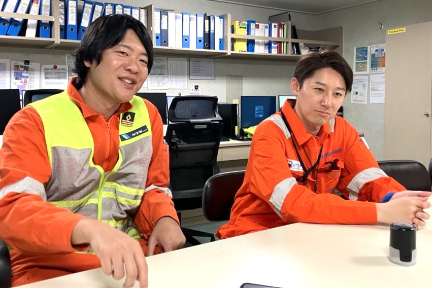 下船する松本祐介一等航海士（左）。陸上勤務から海上勤務へと移り、今回、一等航海士として初めての航海を終えた。 後任の板垣貴也一等航海士　（右）