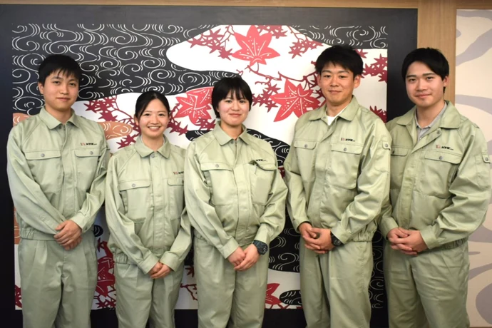 （右写真のキャプション）左から牧野実習生、服部実習生、竹内実習生、髙橋実習生、横山実習生