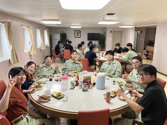 （左）食卓を囲む実習生