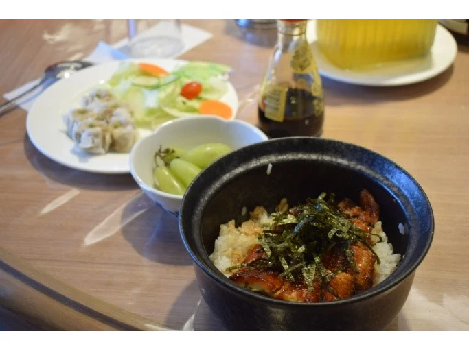 （右）うな丼の日もある
