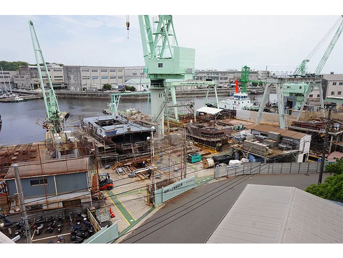 新鋭のタグボートを造るのは京浜ドックの追浜工場。決して規模は大きくないながらも、LNG燃料やアンモニア燃料のタグボートを生み出してきた造船所