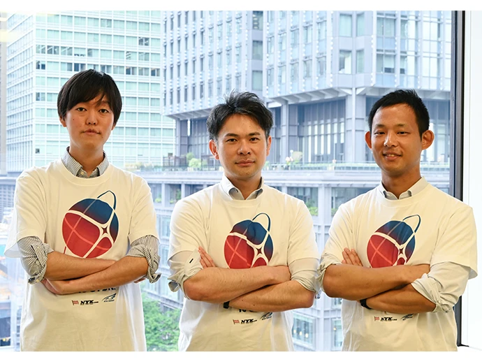 左左から加藤祥太、白石耕一郎、上野隆治 日本郵船の宇宙事業のキーフレーズ「From Ocean, To Orbit.」ロゴTシャツを着用 関連リンク：シンガポールの宇宙産業向け展示会「GSTCE 2026」に共同出展 | 日本郵船株式会社