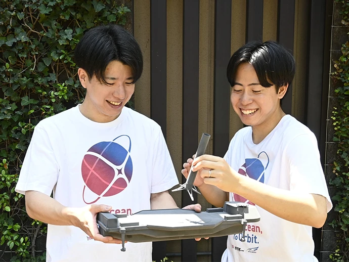 模型を持つ2人