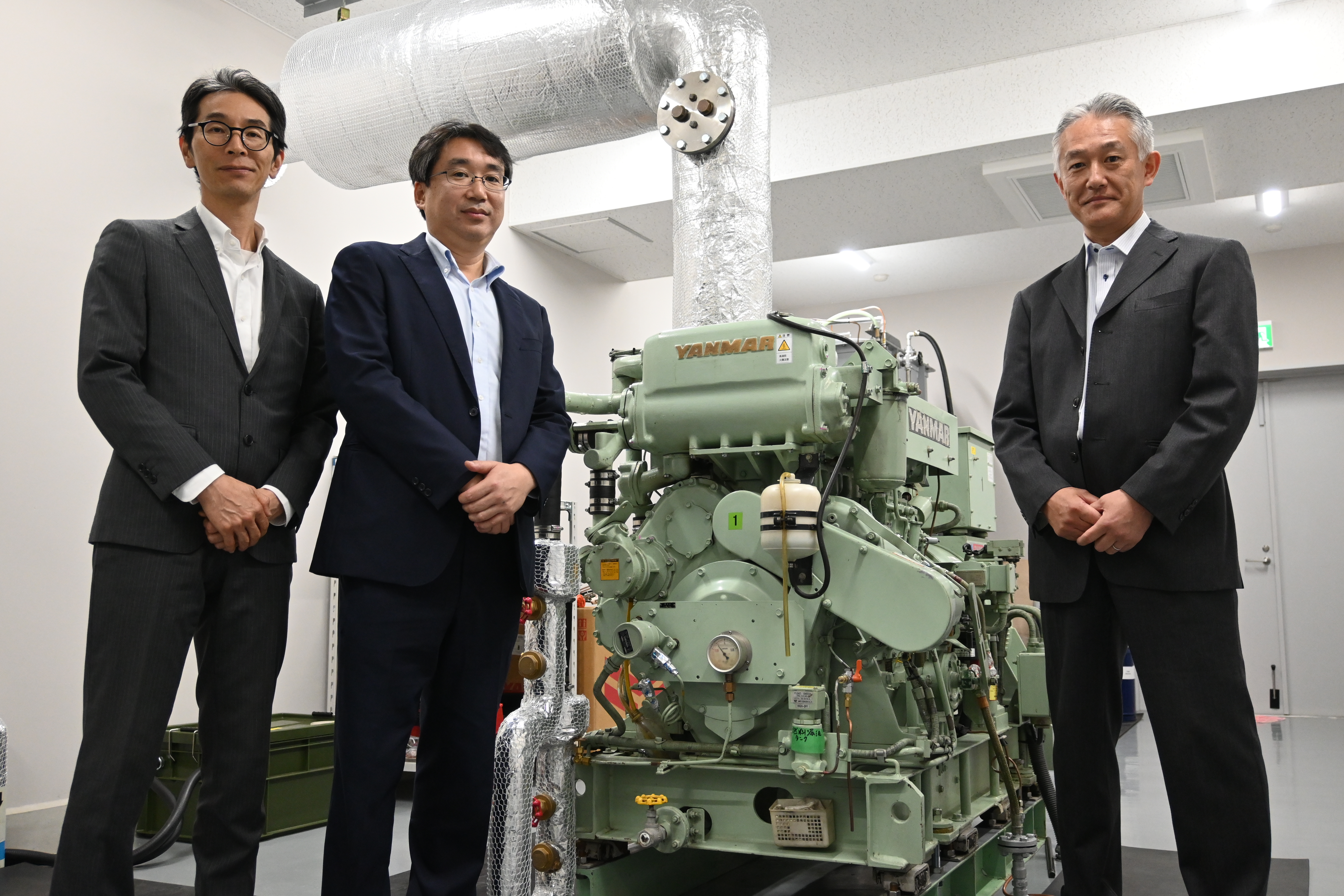 グループの力を集めテスト・エンジンを回す。左から、鳥海氏、植松氏、竹田氏