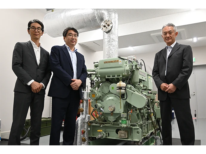 グループの力を集めテスト・エンジンを回す。左から、鳥海氏、植松氏、竹田氏
