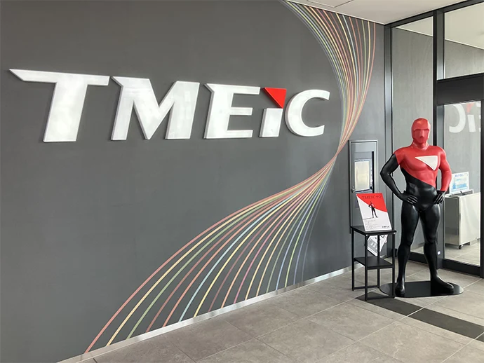 株式会社TMEICの前にいるTMEICマン