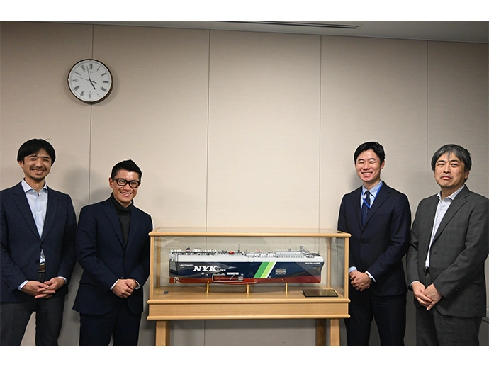 左から、日本郵船自動車事業統轄グループDX・BPMチームの野崎裕行氏、 調整チームの本橋直樹氏、MTI 船舶物流技術グループの光嶋徳博研究員、 前田佳彦グループ長代理