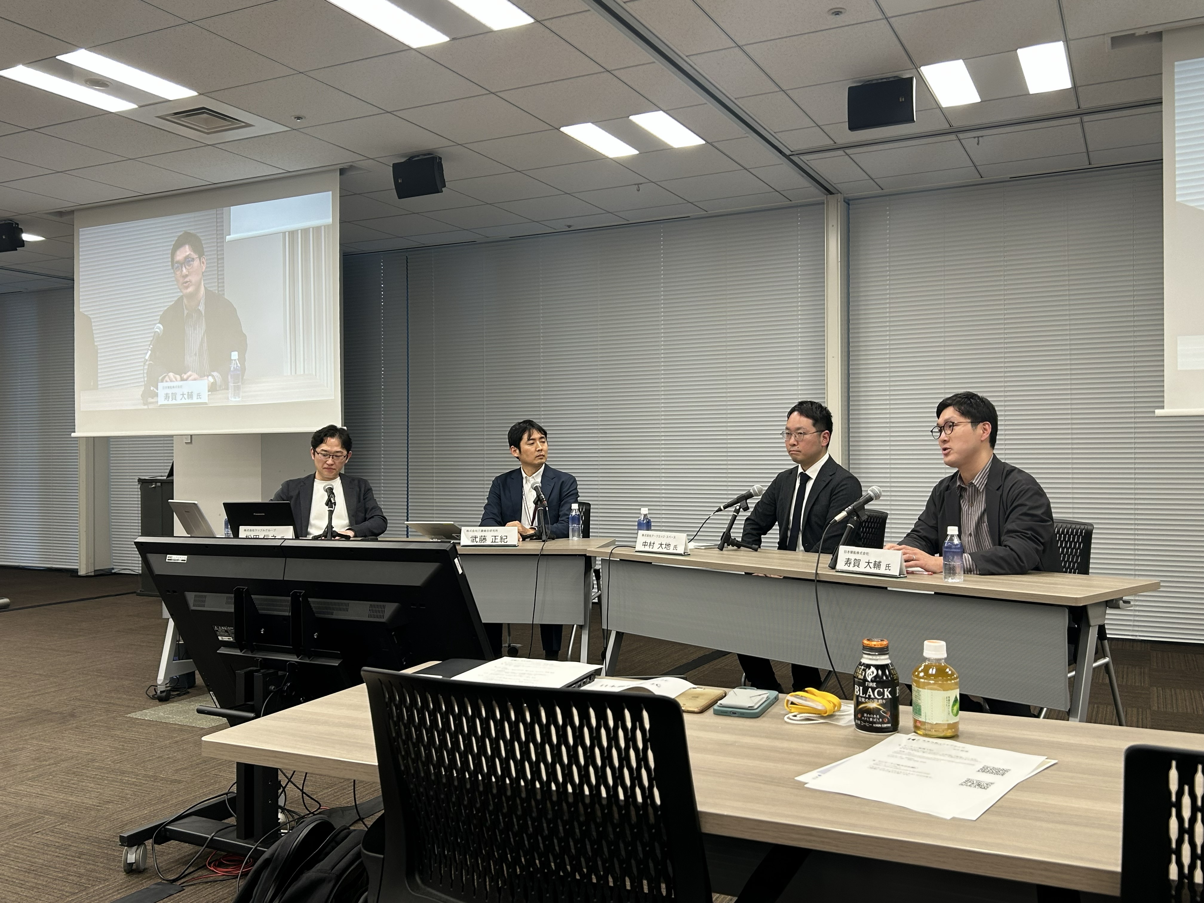 パネルディスカッションの様子。右からパネリストの寿賀大輔、アークエッジ・スペース社の中村大地氏（宇宙インフラ事業部 海洋ソリューション部長）、三菱総合研究所の武藤正紀氏（フロンティア政策本部 主任研究員）。左端のモデレーターはケップルグループの松田信之氏（ディレクター、三菱総合研究所　客員研究員）。